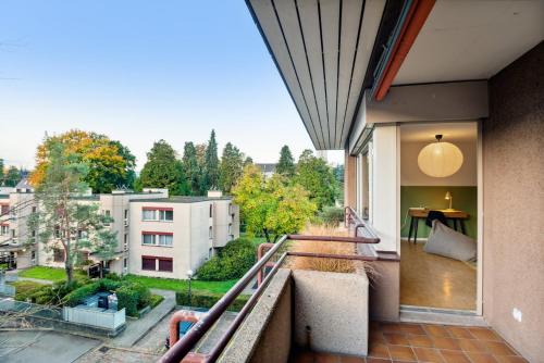 a balcony with a view of a building at Beautiful Boutique Apartment DRAHTZUG8 in Zürich