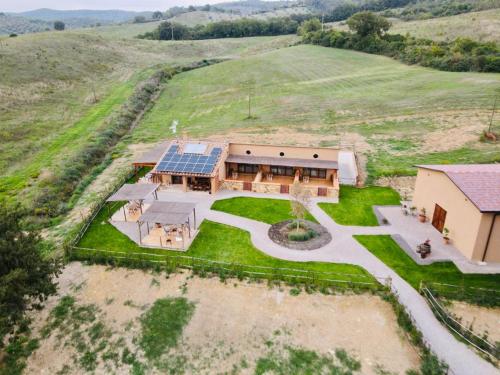 an aerial view of a house with a solarium at Agriturismo Giù al Pozzo in Gavorrano