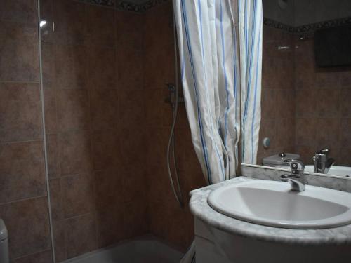 Kúpeľňa v ubytovaní Appartement Font-Romeu-Odeillo-Via, 2 pièces, 4 personnes - FR-1-580-70