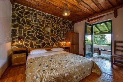 Posteľ alebo postele v izbe v ubytovaní Stone Holiday house Zara with jacuzzi