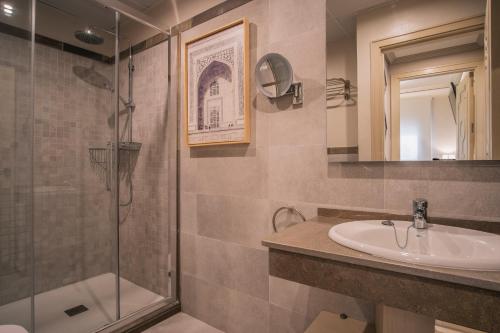 a bathroom with a sink and a shower at Apartamentos Turísticos La Baílla in Rota