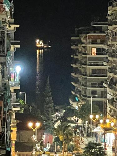 a city at night with a ship in the water w obiekcie Galerius Palace View by Agora Flats w Salonikach