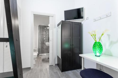 bagno con servizi igienici e armadio nero. di Olimpia House a Bologna