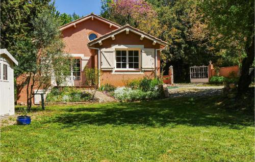 une maison avec une cour et une clôture dans l'établissement Awesome Home In Ferrières-Poussarou, à Ferrières-Poussarou