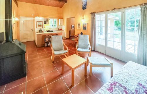- un salon avec une cheminée, une table et des chaises dans l'établissement Awesome Home In Ferrières-Poussarou, à Ferrières-Poussarou