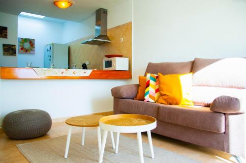 - un salon avec un canapé et une table dans l'établissement La Concha Beach apartament, à Arrecife