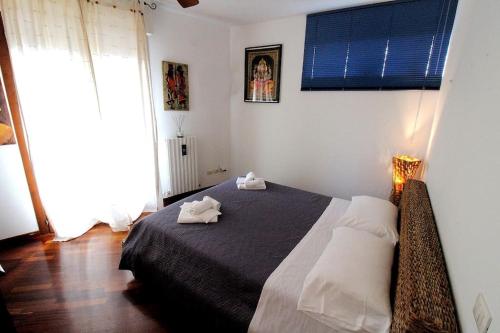 a bedroom with a bed with two towels on it at La casa di Sugar. Appartamento intero per 2 in Ancona