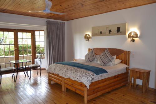 1 dormitorio con 1 cama, mesa y sillas en The Farmers Lodge, en Thorndale
