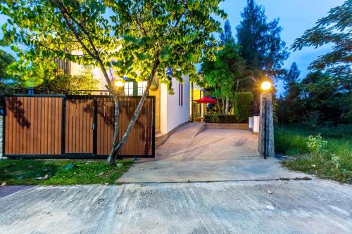 Taman di luar The secret villa in the heart of Hua Hin