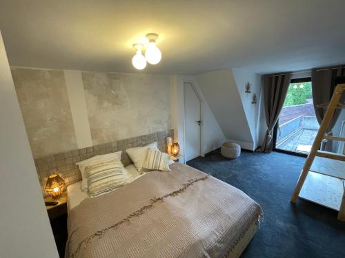 Everswinkel的住宿－Gasthof Strietholt，一间卧室配有一张带两盏灯的床。
