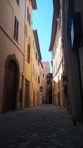 an empty alley in a city with buildings at le lanterne in Foligno