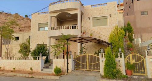 un edificio con un cancello di fronte di Petra Rose Apartment a Wadi Musa