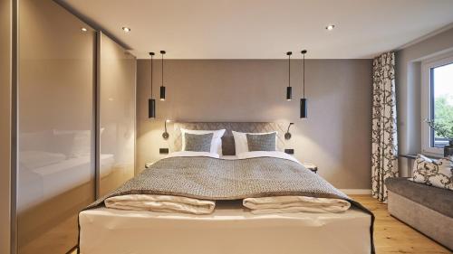 Un dormitorio con una cama grande y una ventana. en Chalet Hirschgold, en Oberstaufen