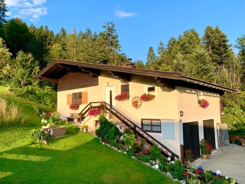 サンクト・ジョアン・イン・チロルにあるSunnseit Lodge - Kitzbüheler Alpenの花の家
