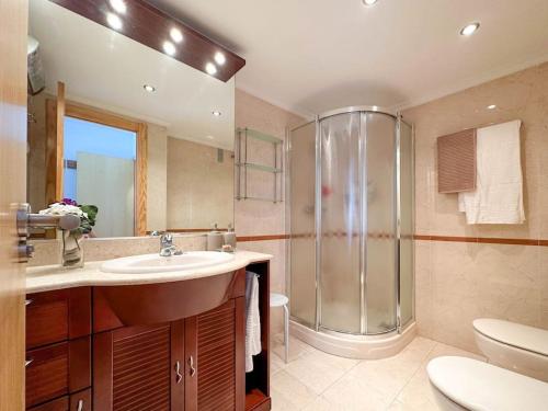 A bathroom at Apto. Tobago, vistas y urbanización de ensueño