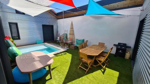 une chambre avec une table et une piscine dans l'établissement Le Loft, à Riorges