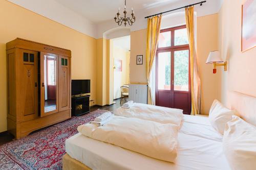 ein Hotelzimmer mit einem Bett und einem TV in der Unterkunft Ferienwohnung Alt Görlitz in Görlitz