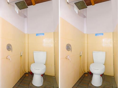 duas imagens de uma casa de banho com WC em OYO 91807 Kemalasari Guesthouse em Jambi