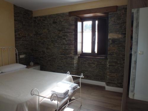 a bedroom with a bed and a window at Apartamentos Puerta del Castro in Coaña