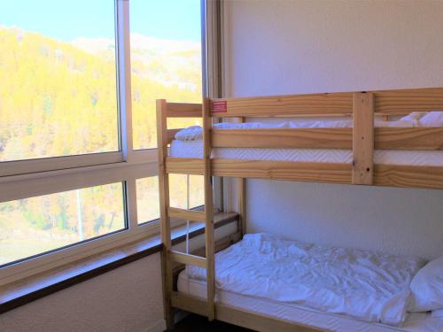 Ce lit superposé se trouve dans un dortoir doté d'une fenêtre. dans l'établissement Appartement 3 pièces à Vars Les Claux, pied des pistes, 6 couchages, proche commerces - FR-1-330B-33, à Vars