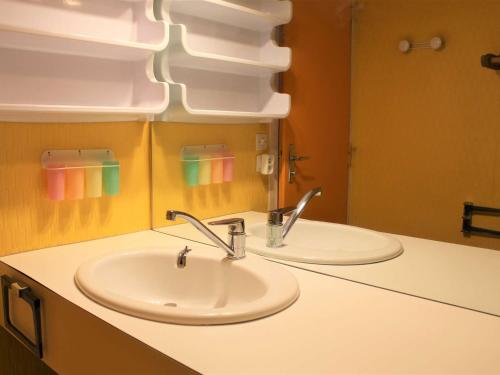 La salle de bains est pourvue de 2 lavabos et d'un miroir. dans l'établissement Appartement 3 pièces à Vars Les Claux, pied des pistes, 6 couchages, proche commerces - FR-1-330B-33, à Vars