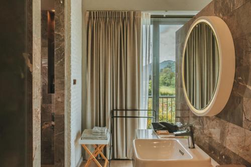een badkamer met een wastafel en een raam bij twoDO KhaoYai in Mu Si
