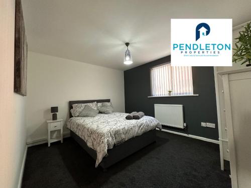 En eller flere senge i et værelse på Cosy Central APT, 10 Min Walk to UCLAN and Library