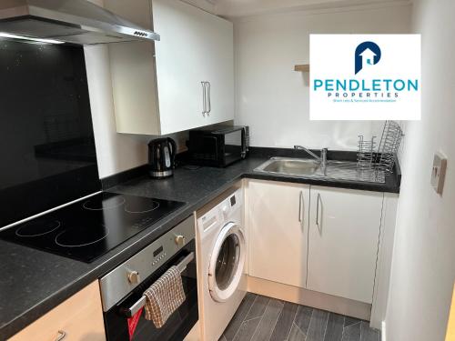 Køkken eller tekøkken på Cosy Central APT, 10 Min Walk to UCLAN and Library