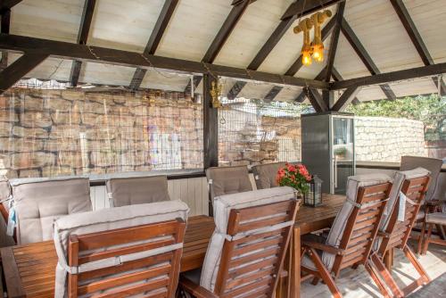 ラシュノフにあるVila Mariaの木製のテーブルと椅子のあるダイニングルーム