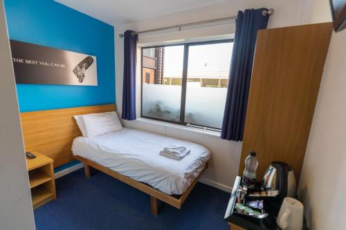 Cette petite chambre comprend un lit et une fenêtre. dans l'établissement Holme Pierrepont Country Park Home of The National Water Sports Centre, à Nottingham