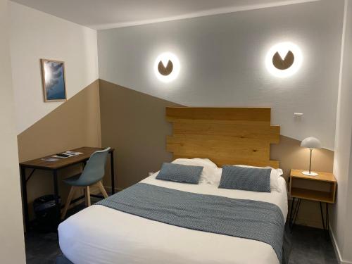 a hotel room with a bed and a desk and a bed sidx sidx sidx sidx at Lyo Hôtel - Centre Lyon Perrache in Lyon