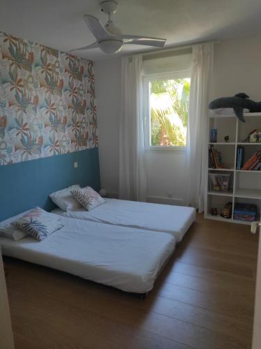 une chambre avec un grand lit avec une fenêtre dans l'établissement Villa Spa Béziers 4 étoiles ressourcez-vous avec style, à Béziers