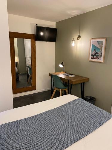 a bedroom with a desk and a bed and a table at Lyo Hôtel - Centre Lyon Perrache in Lyon