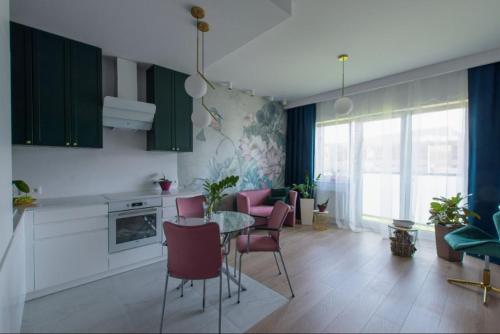 a kitchen and dining room with a table and chairs at Apartament Koliber in Grodzisk Mazowiecki