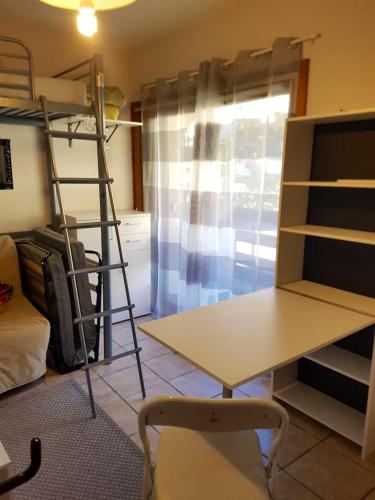 Cette chambre comprend un bureau et des lits superposés. dans l'établissement Appartement confortable à Cauterets - 16 m², parking gratuit, à Cauterets