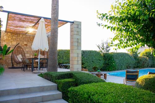 Πισίνα στο ή κοντά στο Villa Mathios