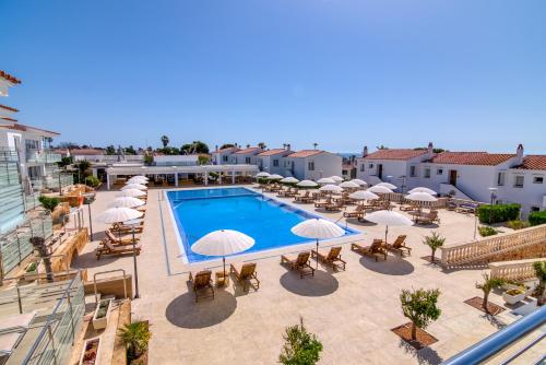 an overhead view of a swimming pool with umbrellas and tables at Naranjos Resort Menorca in S'Algar