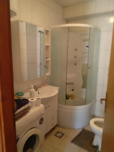 Vonios kambarys apgyvendinimo įstaigoje Biba