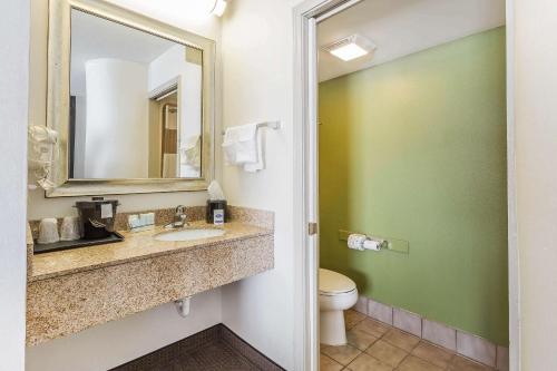 een badkamer met een wastafel, een toilet en een spiegel bij Sleep Inn Gaffney at I-85 in Gaffney