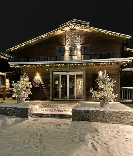 a house in the snow at night at Hotell Viktors in Sälen