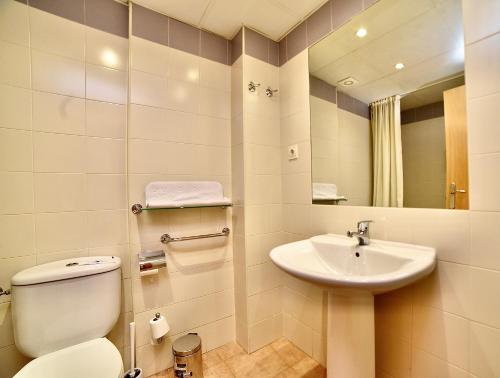 ein Bad mit einem WC und einem Waschbecken in der Unterkunft Apartamento rodeado de Natura y Actividades en Canillo HUT-7852 in Canillo