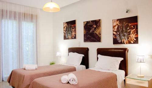 una camera con due letti con asciugamani di Villa Mathios a Pigianos Kampos