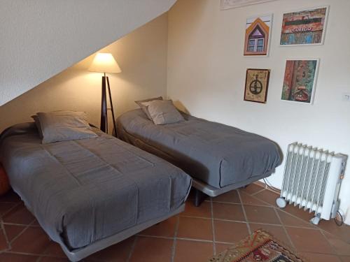 - une chambre avec deux lits et une lampe dans l'établissement Sierra Nevada Apartment, à Grenade