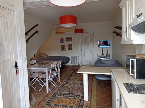 uma cozinha e sala de estar com uma mesa e um sofá em Sierra Nevada Apartment em Granada