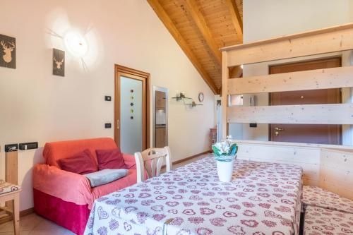 a living room with a table and a couch at Dimora La Quiete in Bedollo