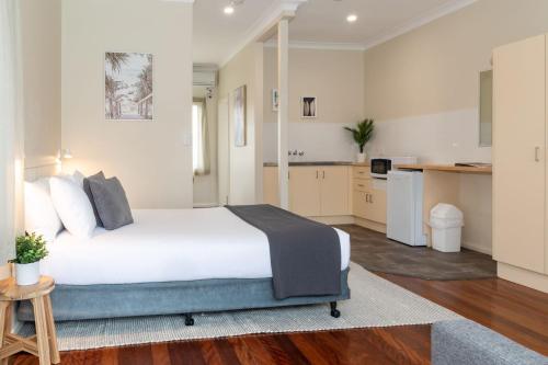 フォースターにあるPacific Motel 06のベッドルーム1室(ベッド1台付)、キッチン