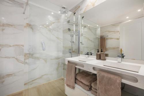 Baño blanco con lavabo y espejo en Modern 3 bedroom with amazing view in Magna RDR277, en Marbella