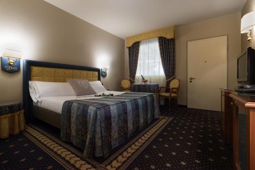 a hotel room with a bed and a television at Hotel Motel Del Duca in Cava Manara