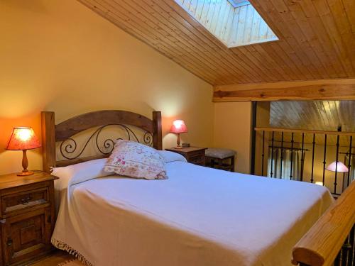 Кровать или кровати в номере Casas rurales Valle de El Paular