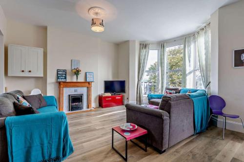 Posezení v ubytování Dizzy Heights Swanage Sleeps 10 with Amazing Views